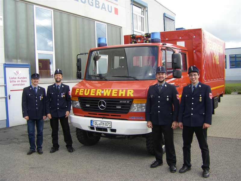 Versorgungs-LKW und Kameraden der Freiwilligen Feuerwehr Herrnhausen