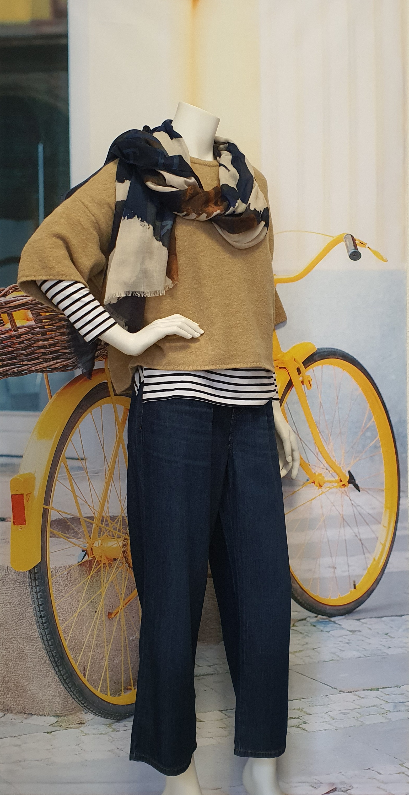 Frühjahr/Sommer 2025 - rot weiß gestreifte Bluse mit rotem Rock