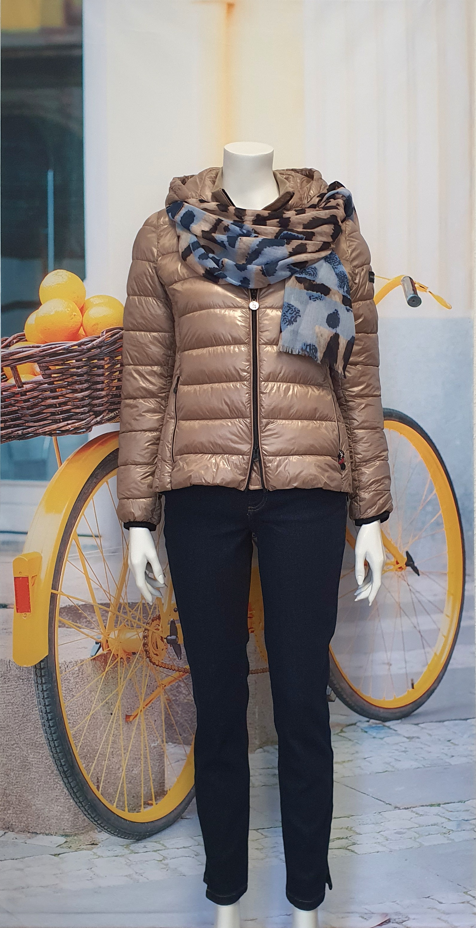 Frühjahr/Sommer 2025 - rot weiß gemustertes Kleid