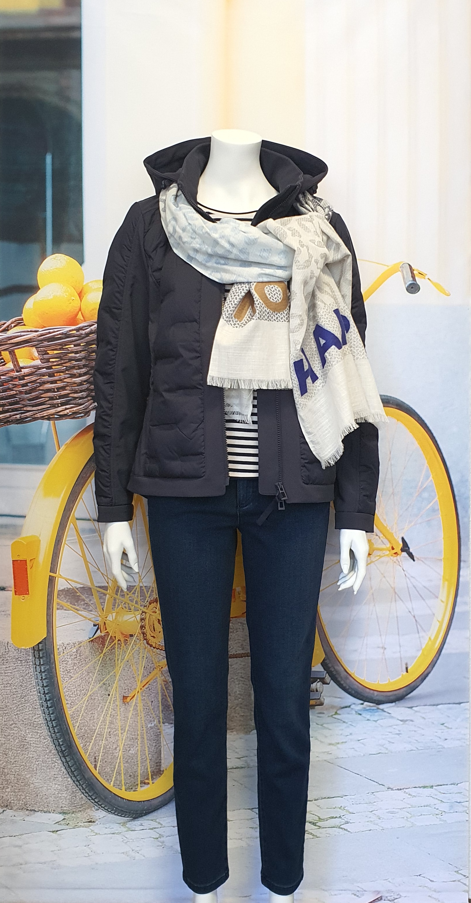 Frühjahr/Sommer 2025 - korall farbende Bluse mit beiger Hose