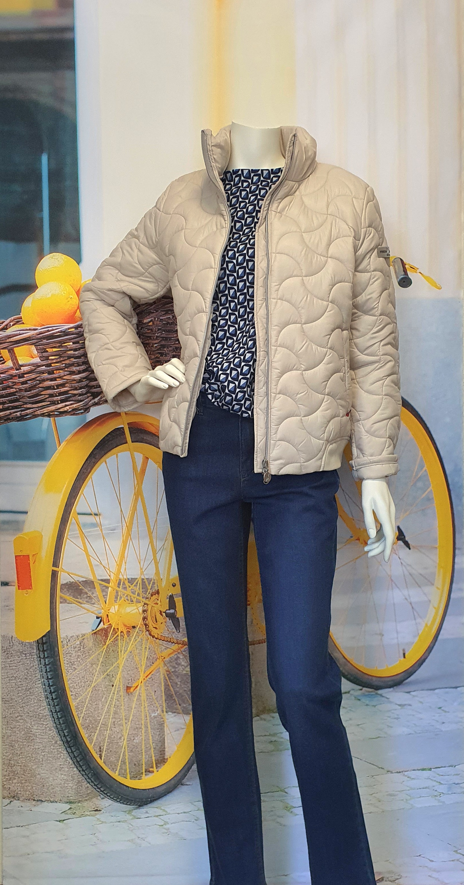 Frühjahr/Sommer 2025 - Blumenbluse mit  khakifarbender Hose