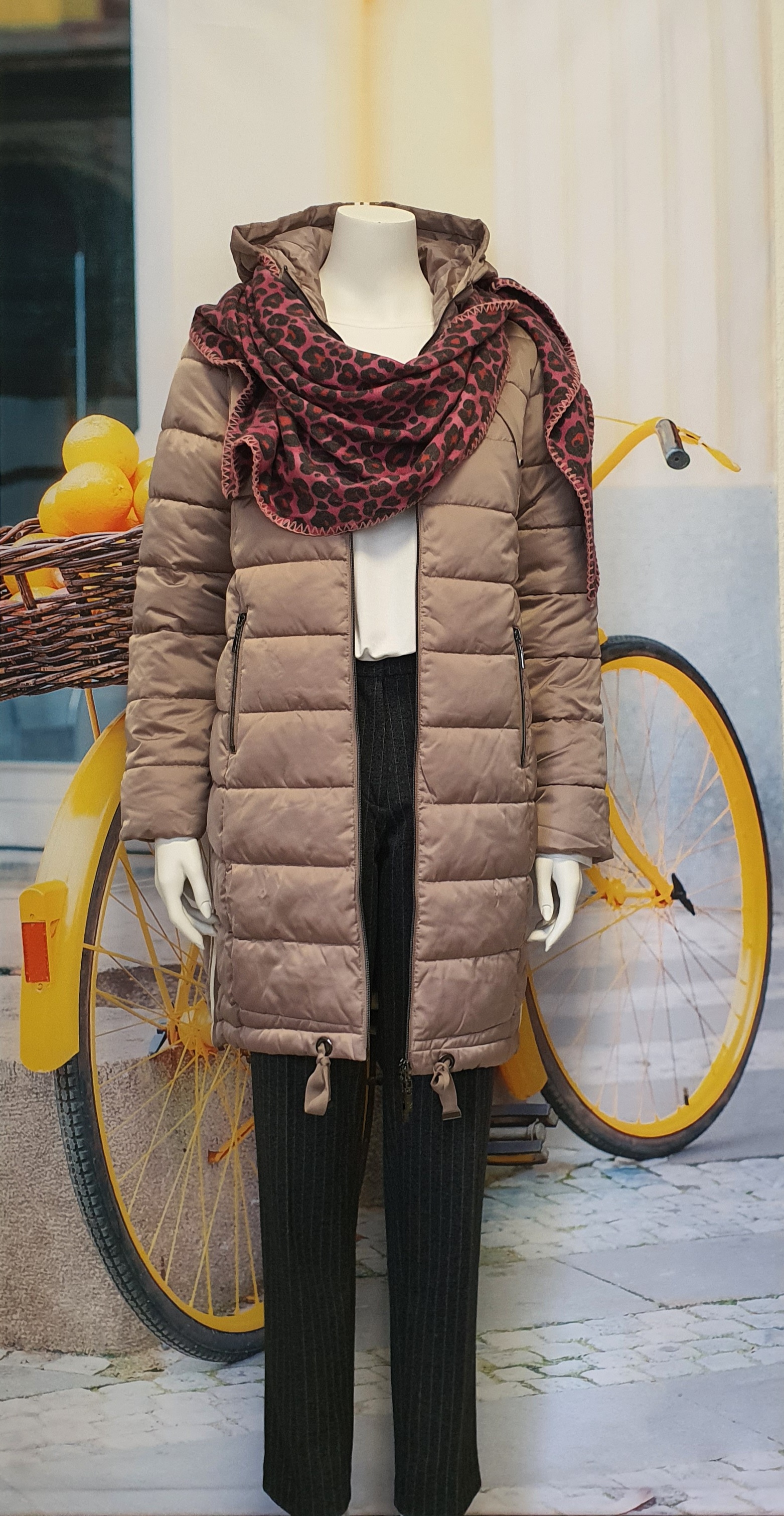 Frühjahr/Sommer 2025 - rote STrcikjacke mit grauer Hose