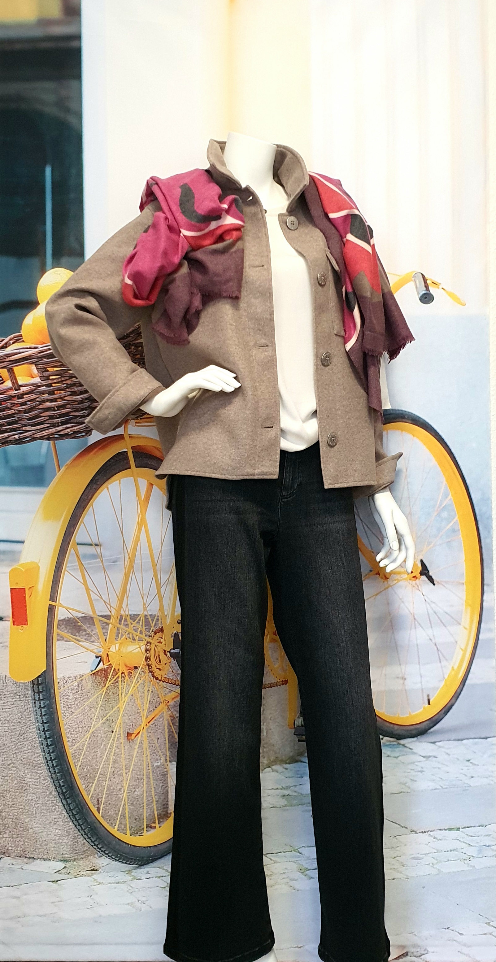 Frühjahr/Sommer 2025 - weiße Jacke mit weiter Jeanshose