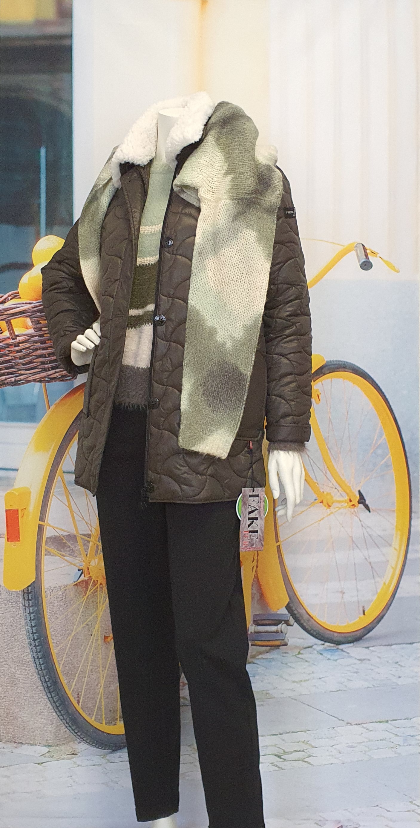 Herbst/Winter 2025 - Khakifarbende Steppjacke und Tuch