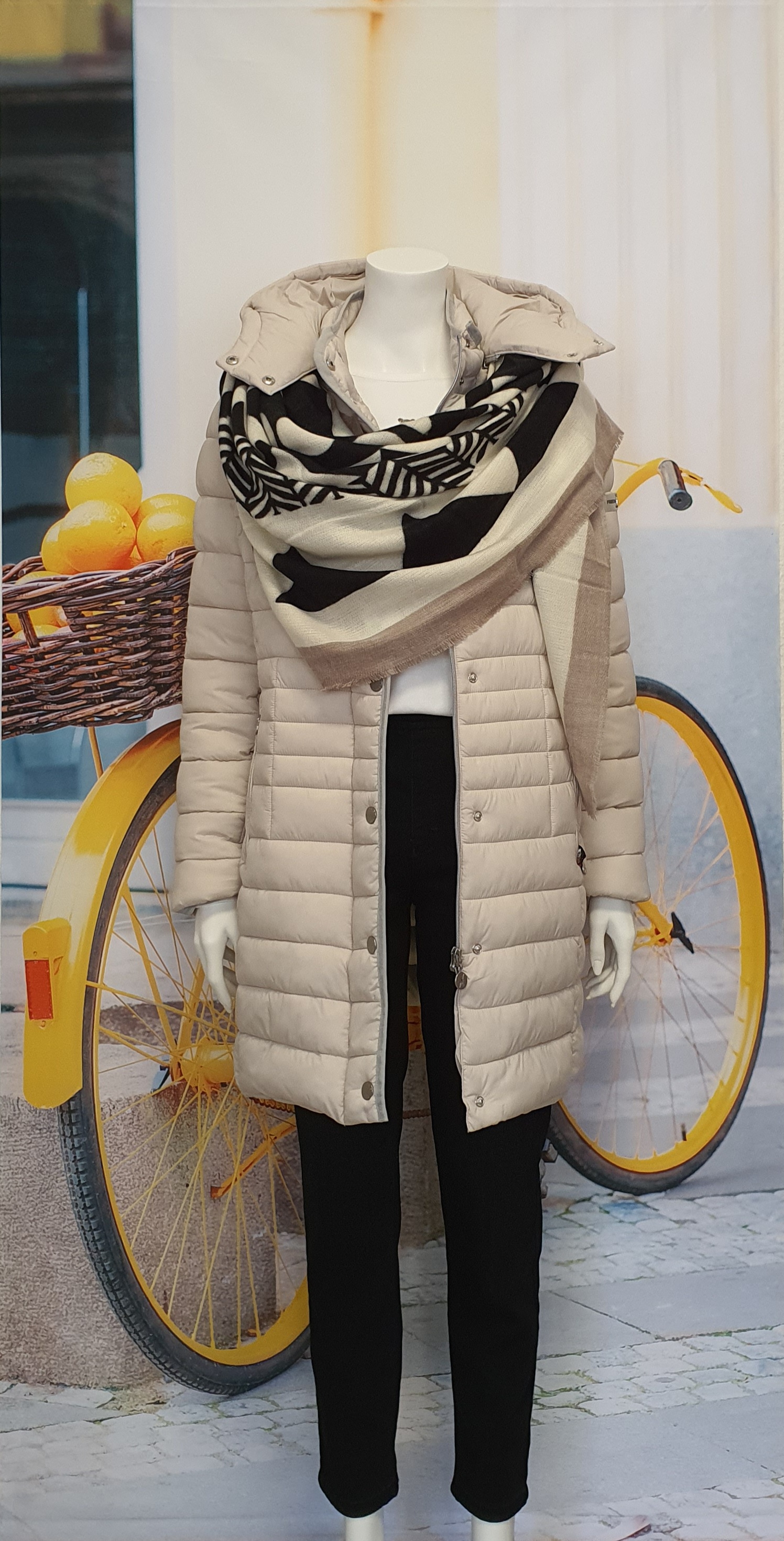 Herbst/Winter 2025 - Beige Steppjacke und beige-schwarzes Tuch