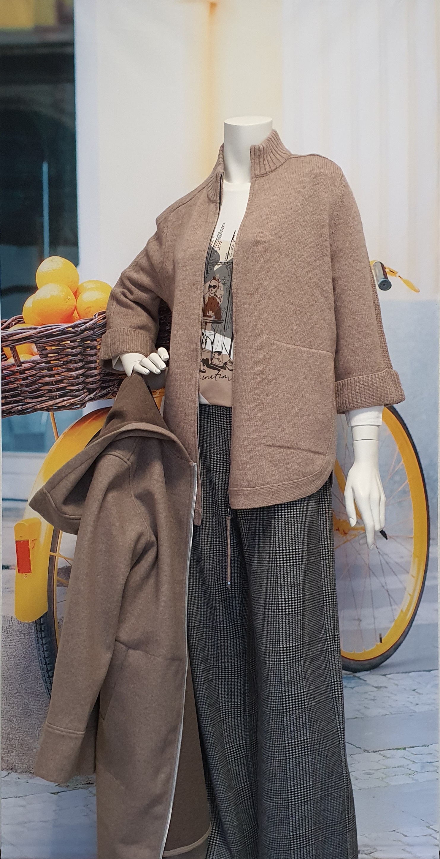 Herbst/Winter 2025 - Beige Strckjacke mit gemusterten T -Shirt unten drunter