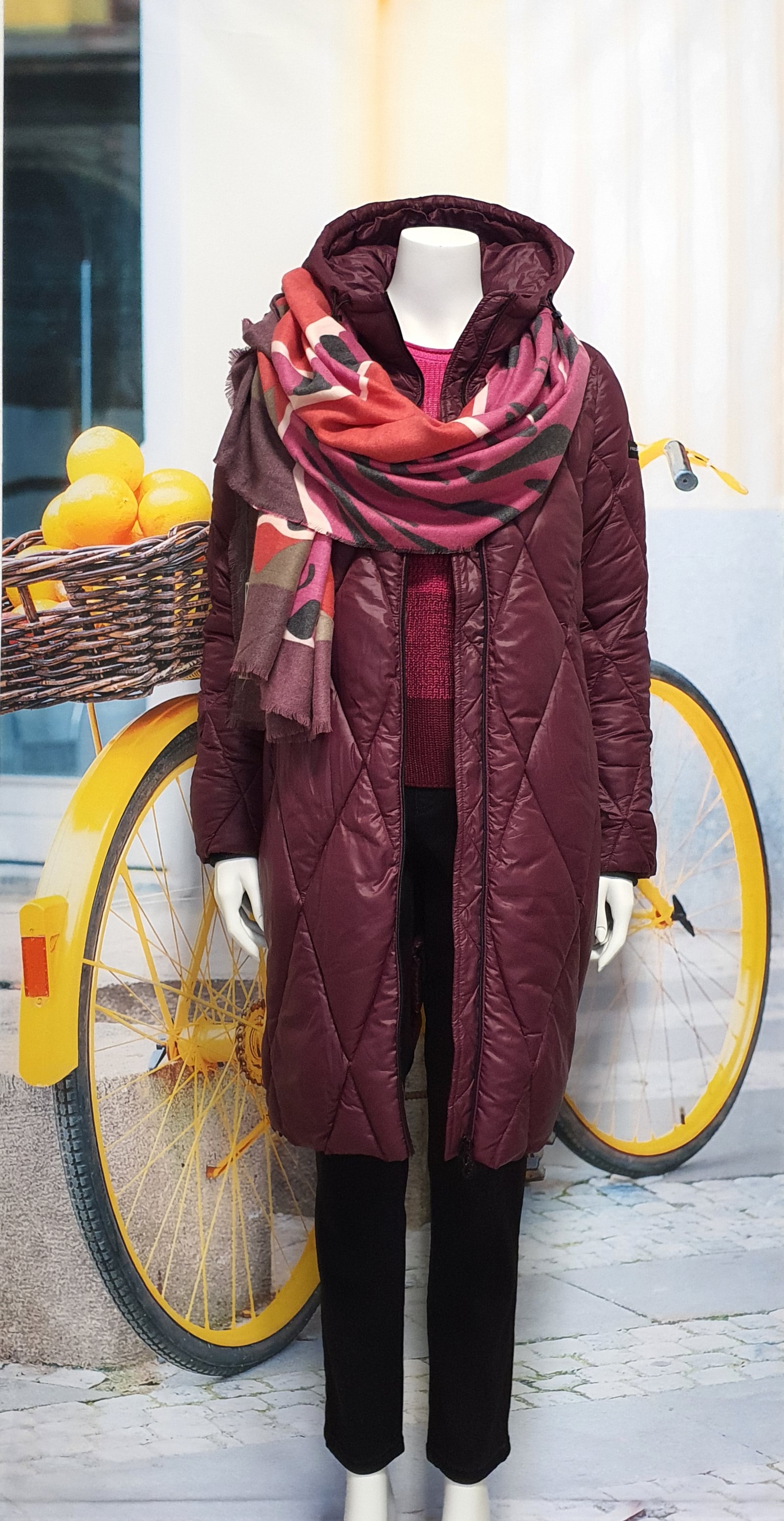 Herbst/Winter 2025 - Weinrote Steppjacke mit buntem Tuch
