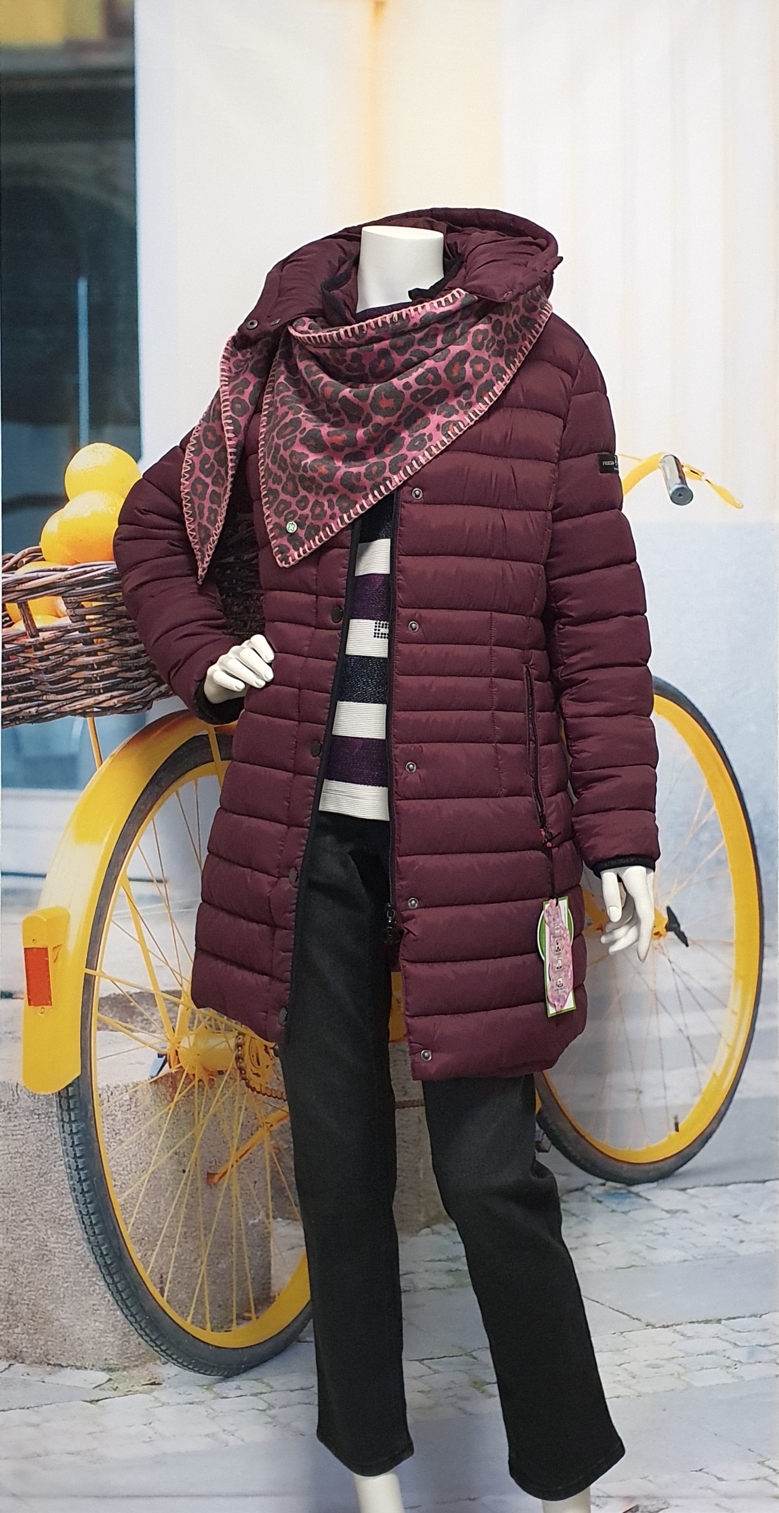 Herbst/Winter 2025 - Weinrote Steppjacke mit Tuch im Leoprint