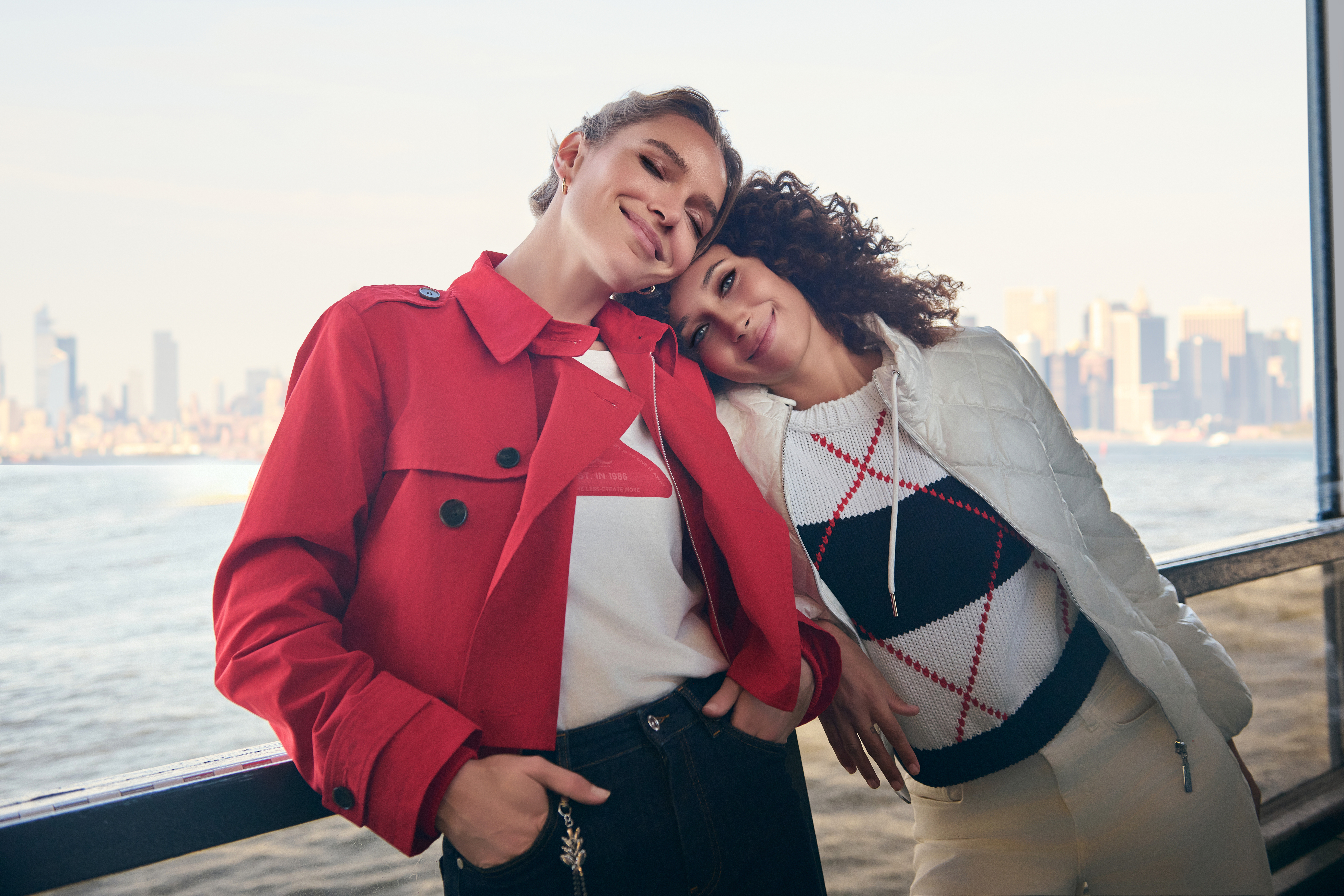 Zwei Models die vor einem Hafen stehen