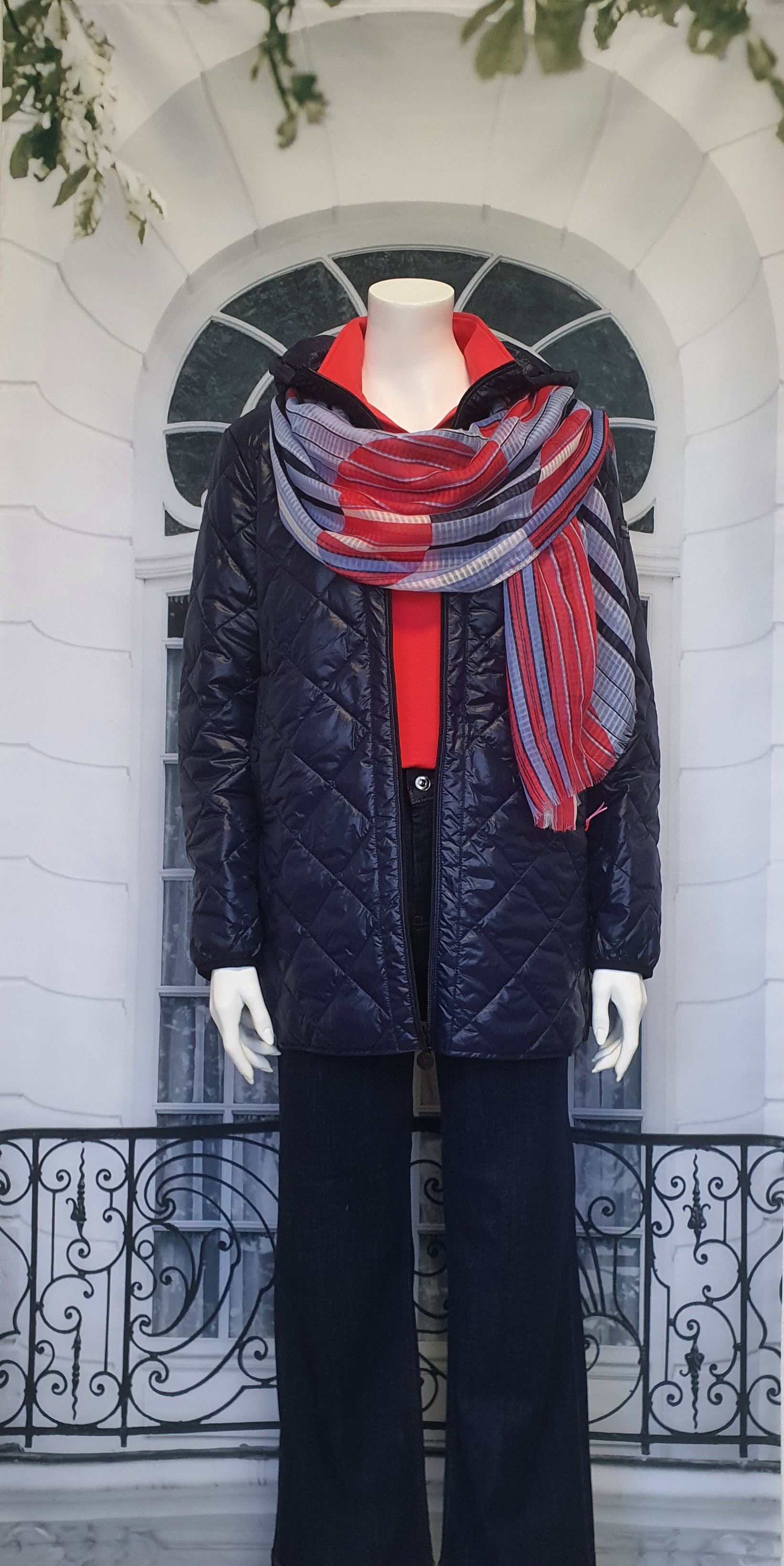 Frühjahr/Sommer 2026 - blau, rot weißes Tuch, rotes Oberteil, dunkelblaue Jeans und eine dunkelblaue Steppjacke