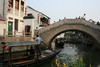 Eine idyllische Brücke in der Großgemeinde Zhujjajjao im Stadtbezirk Qingpu, auch genannt ,,das Venedig Shanghais".