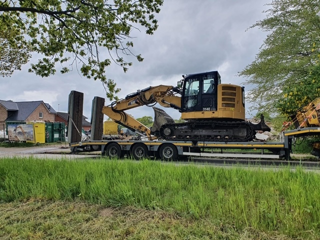 Transport des Kettenbaggers zur Baustelle