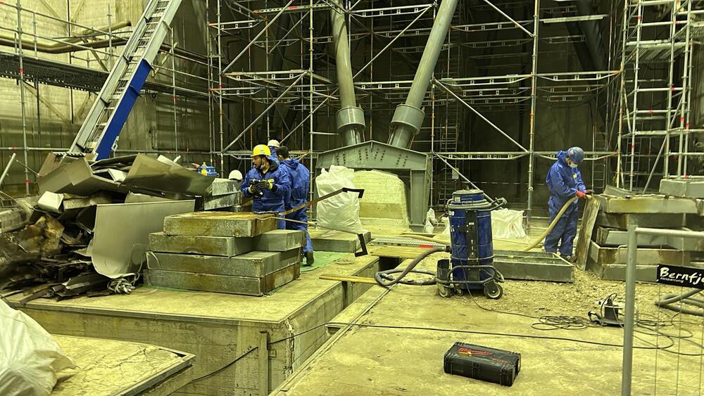 Arbeiten in Schutzkleidung beim Kraftwerksrückbau