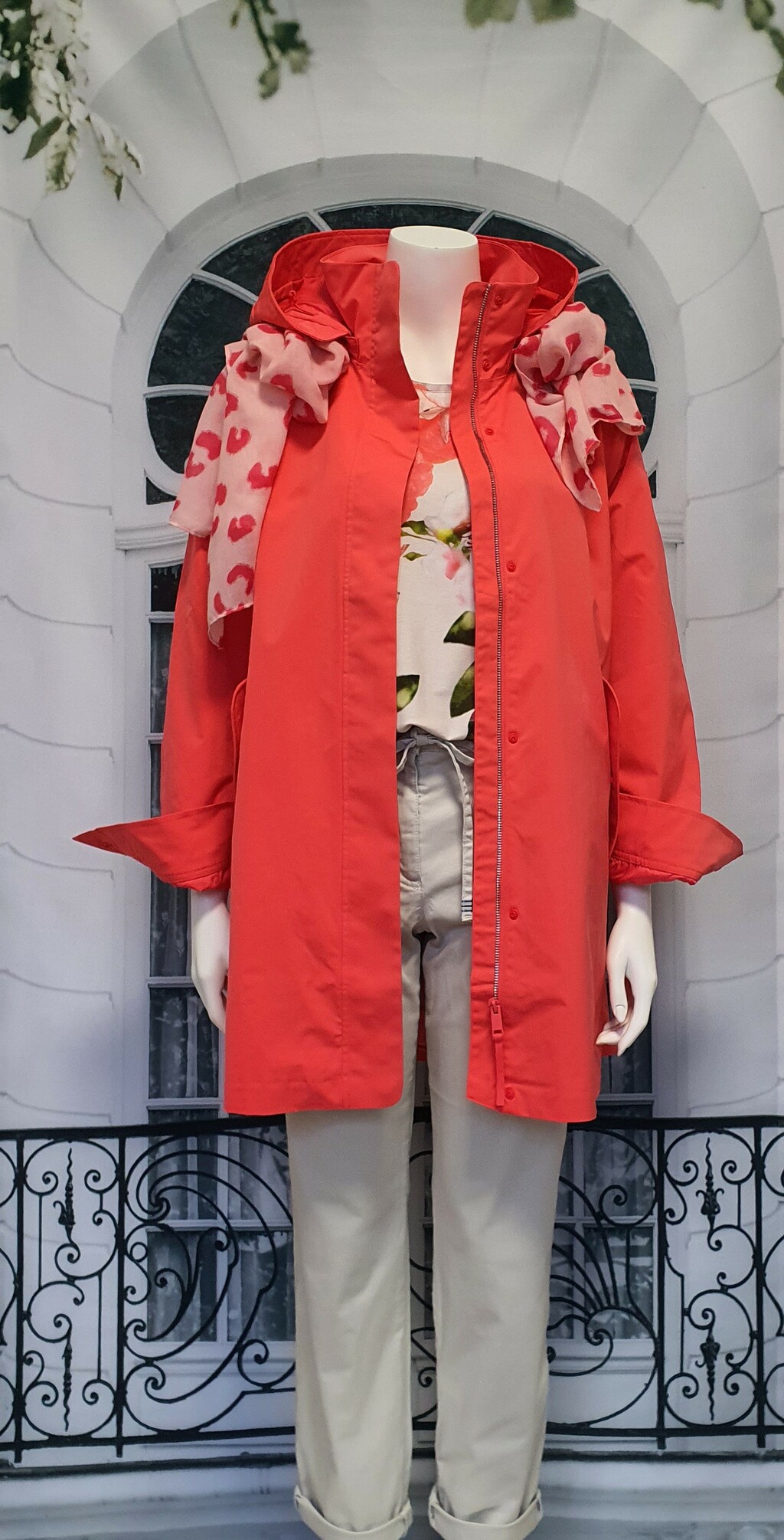 Frühjahr/Sommer 2024 - Roter Mantel