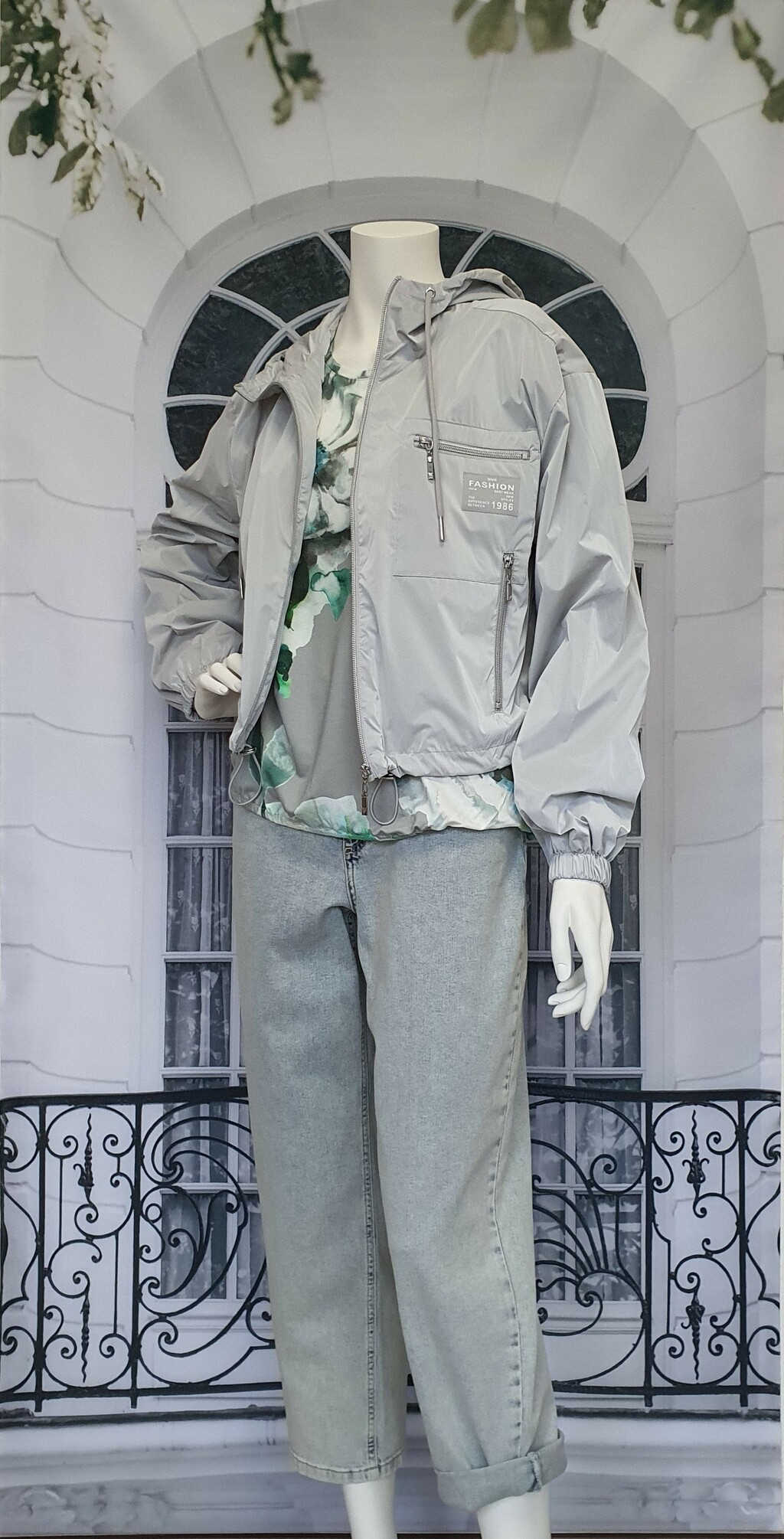 Frühjahr/Sommer 2024 - Sportliche graue Jacke