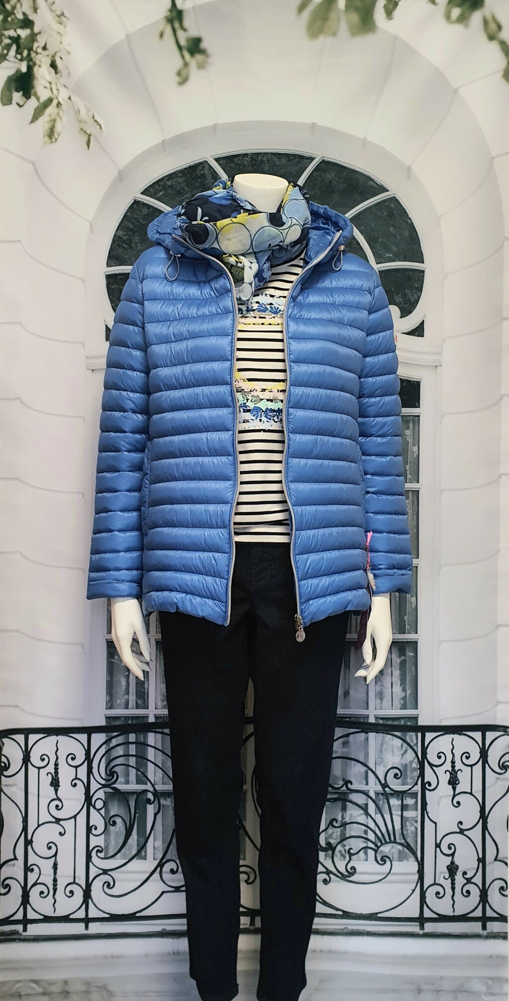 Frühjahr/Sommer 2024 - Blaue Daunenjacke