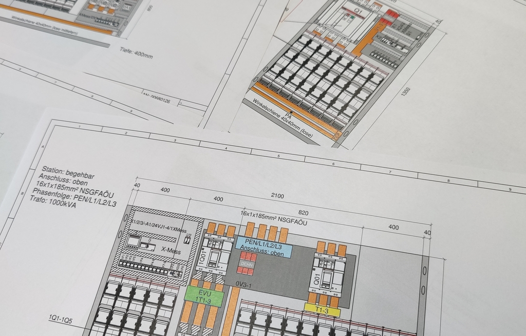 Nahaufnahme einer rotierenden Maschine mit orangefarbenen Befestigungen und Metallteilen in einer technischen Umgebung
