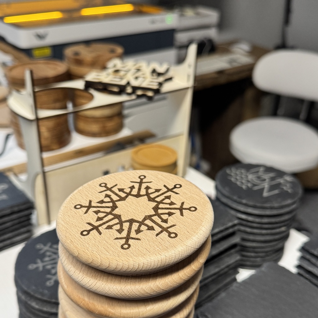 Frühstücksbrett aus Erlenholz mit Lasergravur des Hamburger Hafens