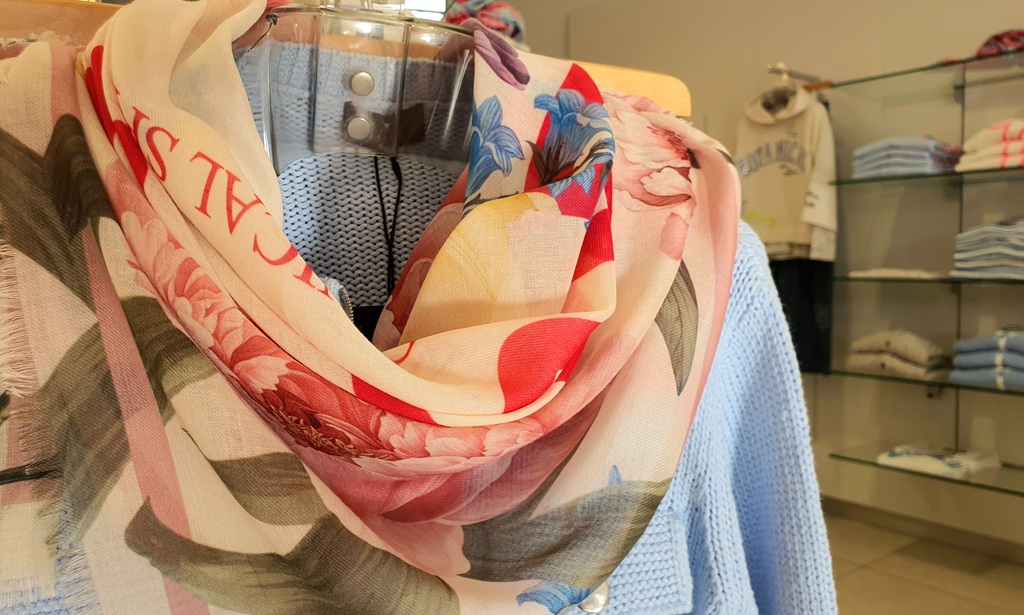 Schaufenster in dem zwei Schaufensterpuppen stehen, die Mode präsentieren