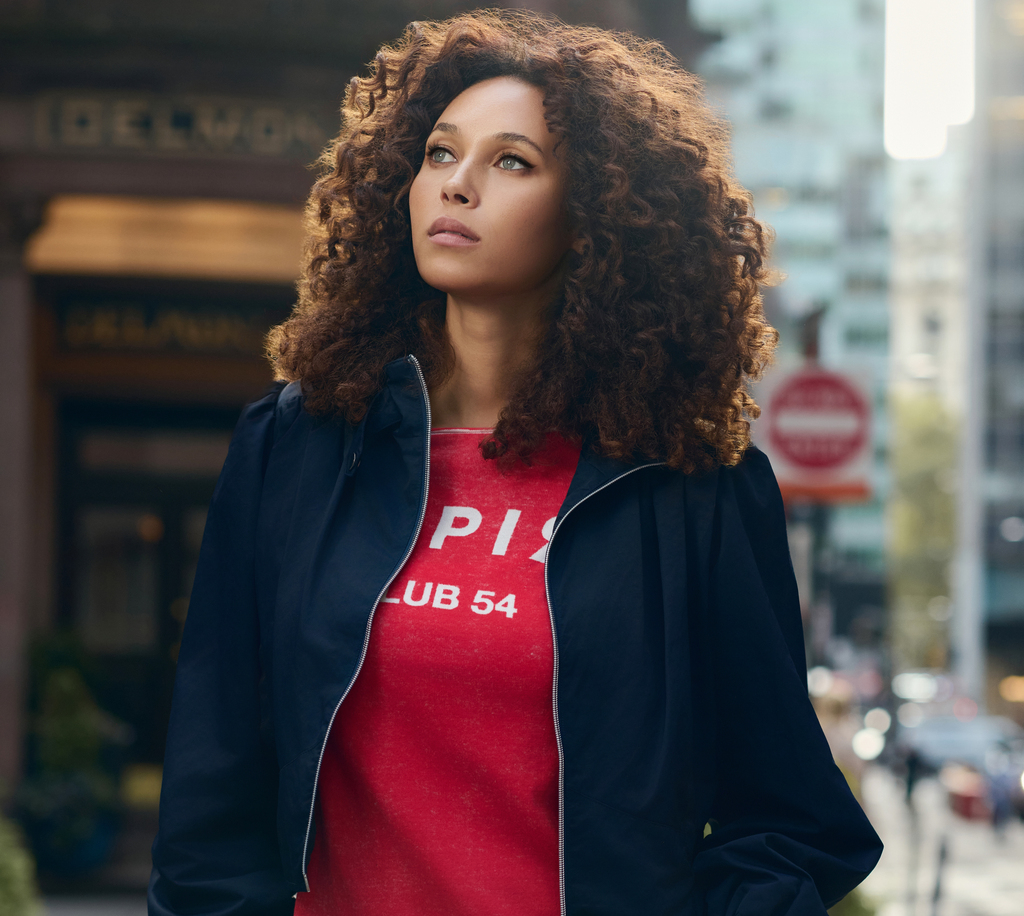 Model vor einem Hafen mit einer Steppjacke