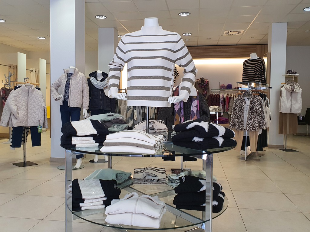 Verkaufsraum mit Damenmode