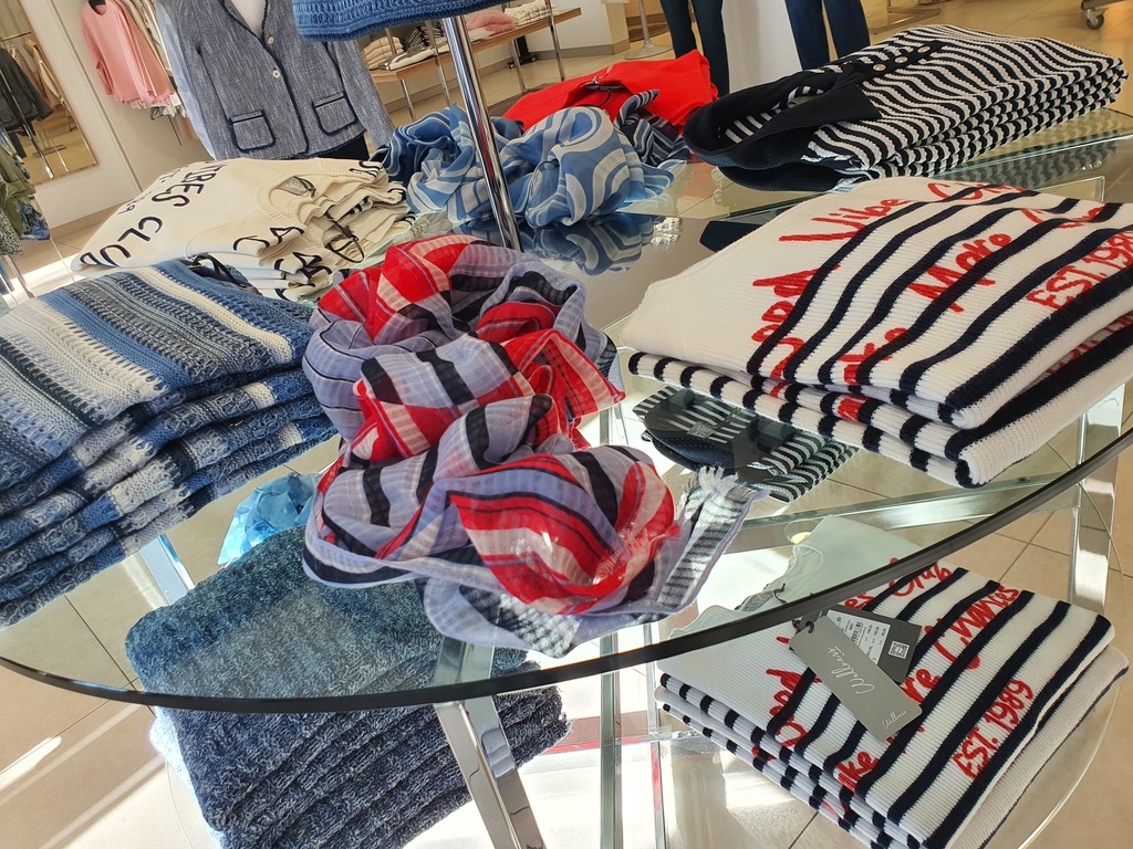 Verkaufstisch mit Kleidung