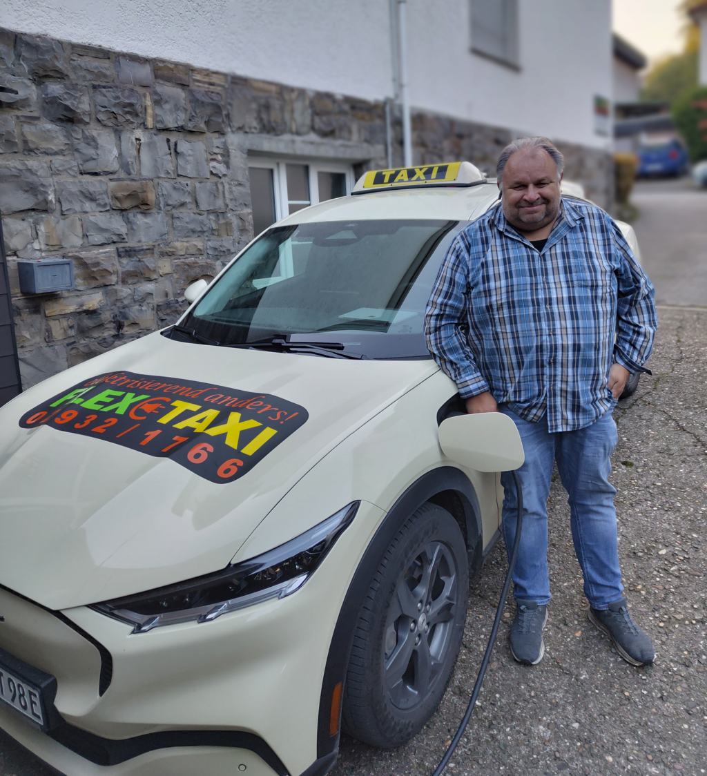 Horst Drölle und das Mach E Elektrotaxi