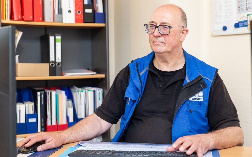 Klaus Wagner am Schreibtisch