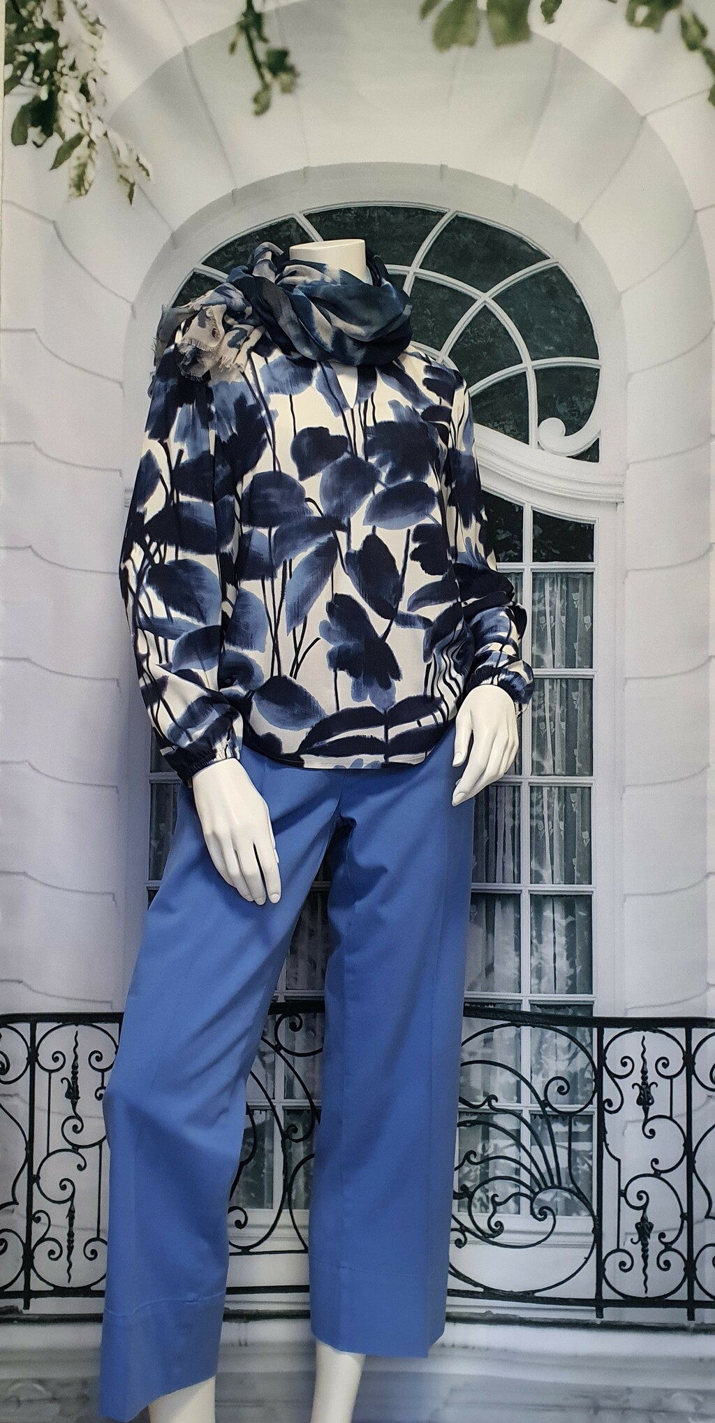 Frühjahr/Sommer 2024 - geblühmte blaue Bluse