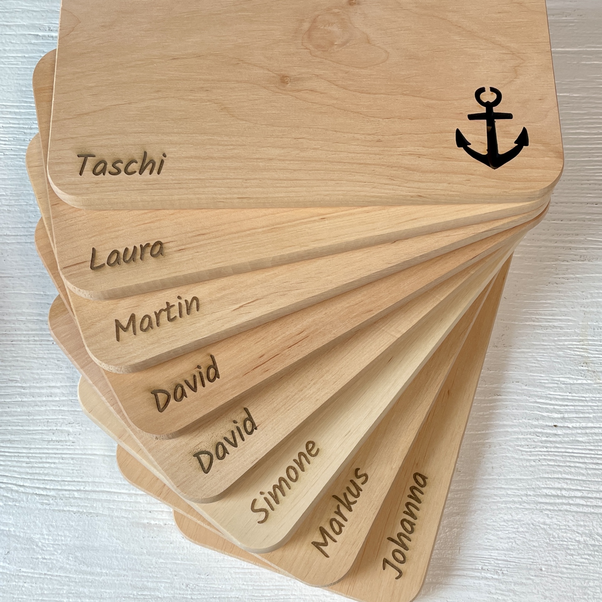 Lasergravur-Personalisierung auf Holzbrettern 