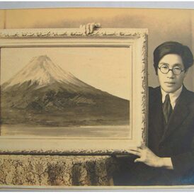 Dieses Bild ist eine Auftragsmalerei des japanischen Kaisers (!), der mit diesem Bild „Der heilige Berg Fuji“ der thailändischen Krone ein Geschenk anlässlich des Jubiläums „50 Jahre Freundschaft“ zwischen Japan und Thailand machte.  Go Kobayashi 1943