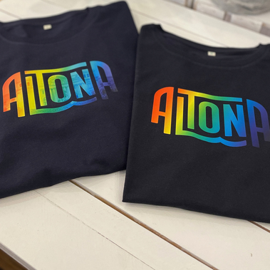 Textildruck von elbstolz: T-Shirt mit Druck "ALTONA" in Regenbogenfarben