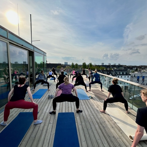 Stehende Kniebeuge auf der Dachterrasse
(c)mattenfest