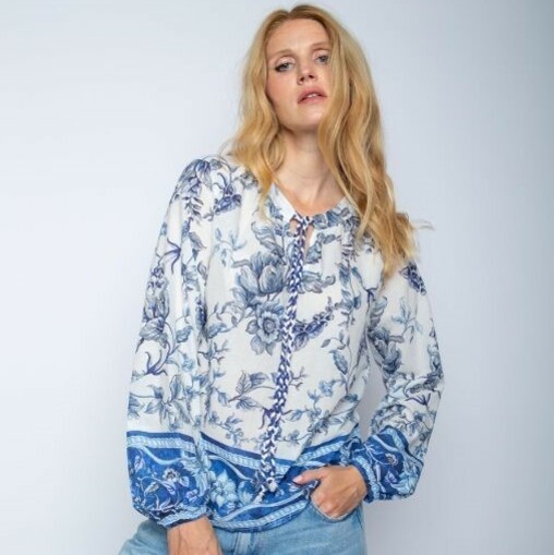 Emily van den Bergh gemusterte Bluse