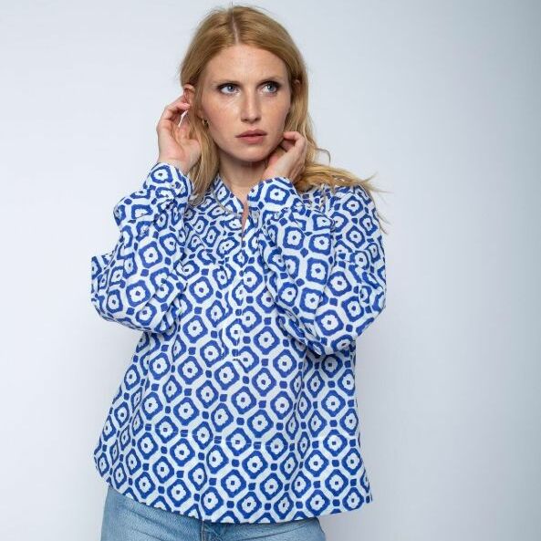 Emily van den Bergh gemusterte Bluse