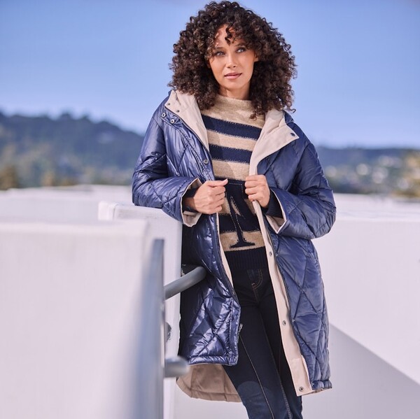 Monari F/W 2025 - beige/schwarz gestreiftes Oberteil mit schwarzer Hose und dunkelblauer Steppjacke