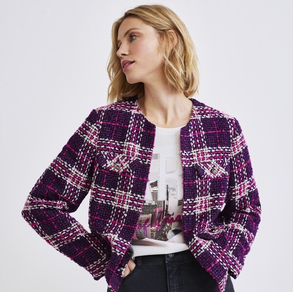 Rabe F/W 2025 - weißes Oberteil mit Print und lilane Strickjacke mit Caromuster