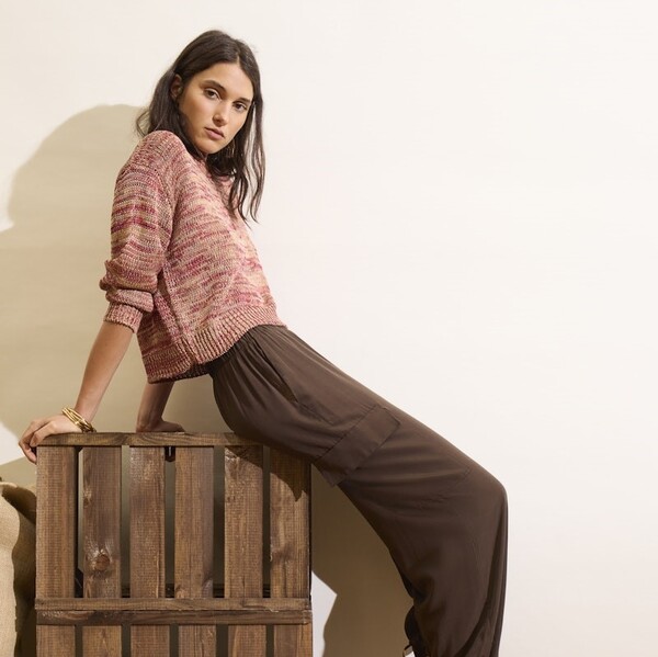 Oui F/S 2026 - naturrotes T-Shirt und braune Stoffhose