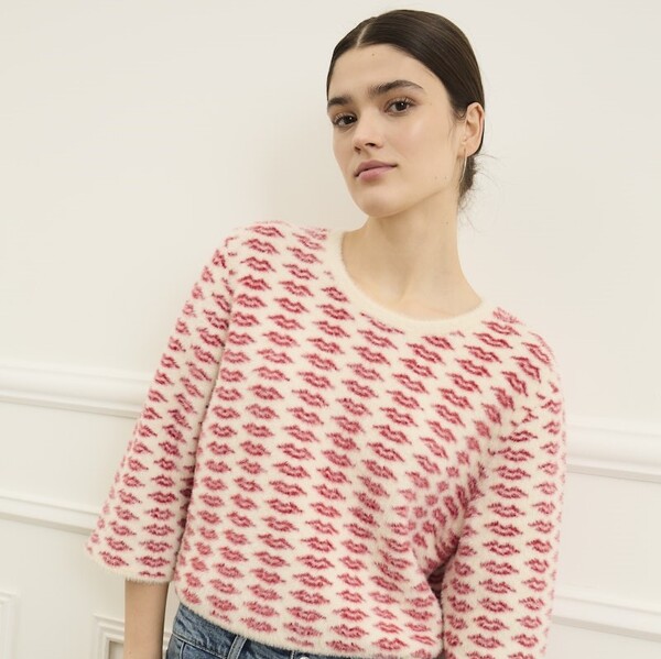 Oui F/W 2025 - weißer Pullover mit roten Kussmündern