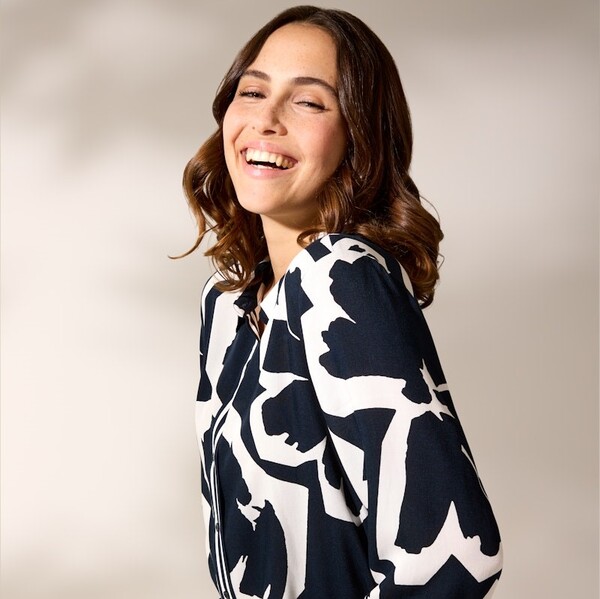 Due F/S 2026 - weißes Langarmoberteil mit schwarzem Blumenmuster