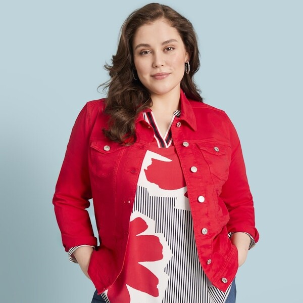 Due F/S 2026 - weißes T-Shirt mit roten Blüten und grauem Muster, dazu eine rote Jeansjacke und blaue Jeans