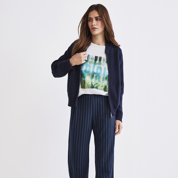 Rabe F/W 2025 - weißes Oberteil mit Print und dunkelblauer Hose