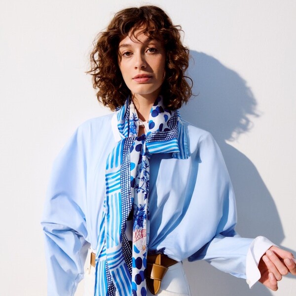 Model welches ein gemustertes Tuch trägt