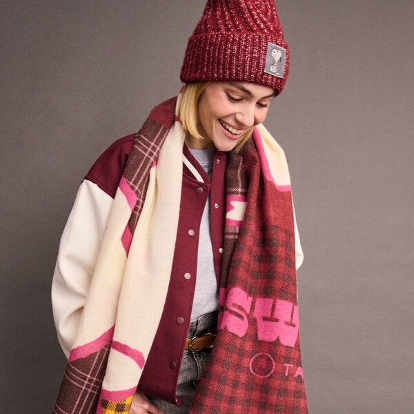 Codello F/W 2025 - bordofarbende Collegejacke mit Mütze und Schal