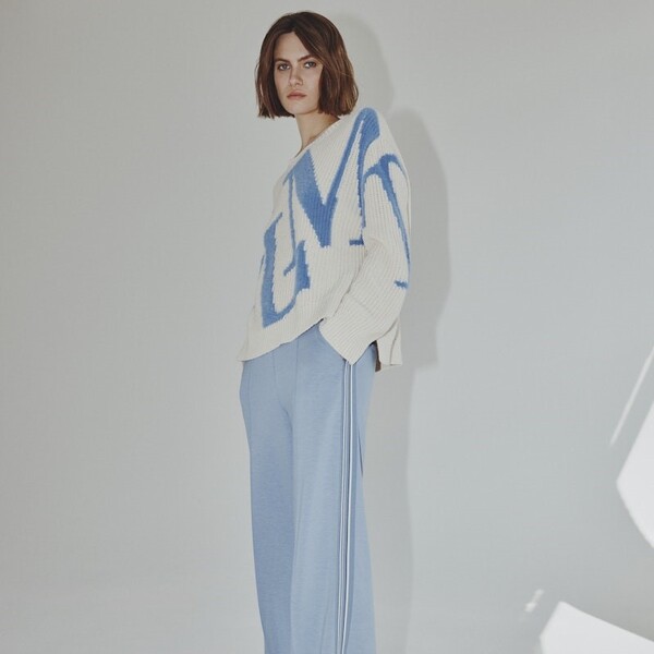 Le Comte F/W 2025 - beige babyblauer Pullover mit Jeans