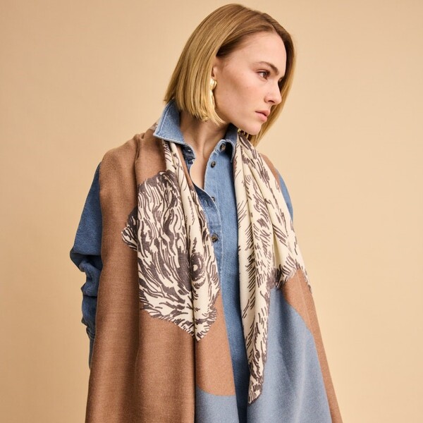 Codello F/W 2025 - babyblaues Hemd mit gemusterten Schal