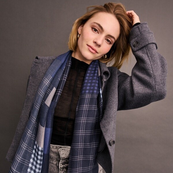 Codello F/W 2025 - graue Jacke mit blauen Schal