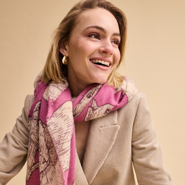 Codello F/W 2025 - beiger Blazer mit gemusterten Schal