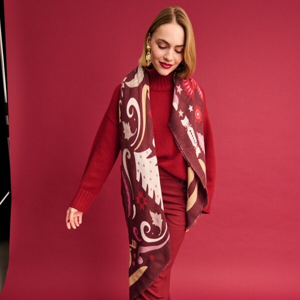 Codello F/W 2025 - bordofarbendes Kleid mit Schal