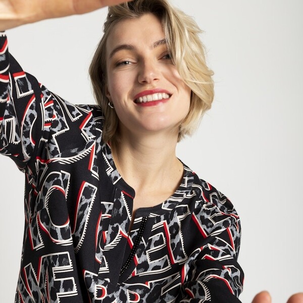 Due F/W 2025 - gemusterte Bluse schwarz mit Buchstaben drauf